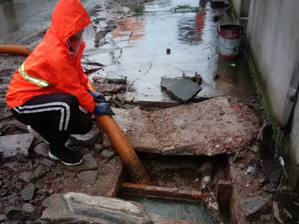 南陵专业清理污水池 炜誉市政以规范流程守护城市 “肠道”